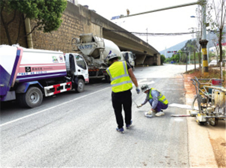 工作人員正在修改王筇路立交北口的交通標線 工作人員正在修改王筇路立交北口的交通標線