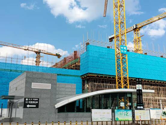 從地鐵6號線C口出來,就能看到正在施工的樞紐曜城 從地鐵6號線C口出來,就能看到正在施工的樞紐曜城