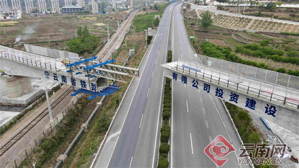 國內首座跨鐵路公路雙轉體曲線鐵路橋梁成功轉體 國內首座跨鐵路公路雙轉體曲線鐵路橋梁成功轉體