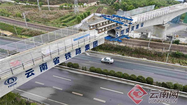 國內首座跨鐵路公路雙轉體曲線鐵路橋梁成功轉體 國內首座跨鐵路公路雙轉體曲線鐵路橋梁成功轉體