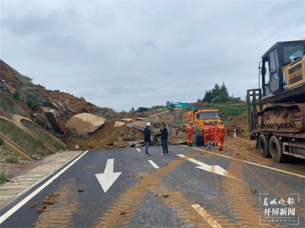 山體滑坡致曲靖這條線路交通中斷,施工方忙搶修 山體滑坡致曲靖這條線路交通中斷,施工方忙搶修