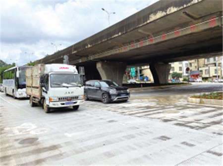 開通的大漾田立交底層與金川路相交的丁字路口 開通的大漾田立交底層與金川路相交的丁字路口