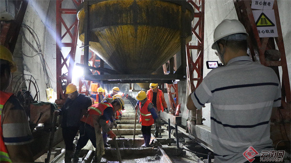 大瑞鐵路保山隧道無砟軌道施工全部完成 大瑞鐵路保山隧道無砟軌道施工全部完成