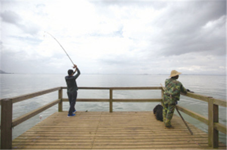 作為昆明的母親湖,滇池承載了很多釣魚愛好者的美好回憶(資料圖片) 作為昆明的母親湖,滇池承載了很多釣魚愛好者的美好回憶(資料圖片)