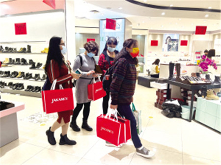 市民正在選購商品 市民正在選購商品