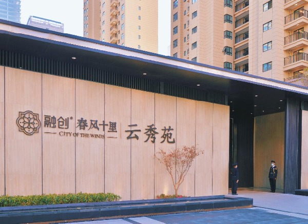 街道上有藍色的門 描述已自動生成