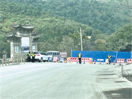 陡坡村村口到老煤山路口間的108國道封閉施工 陡坡村村口到老煤山路口間的108國道封閉施工