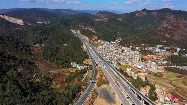 新昆楚高速全線通車,從昆明駕車到大理麗江更加方便了 新昆楚高速全線通車,從昆明駕車到大理麗江更加方便了