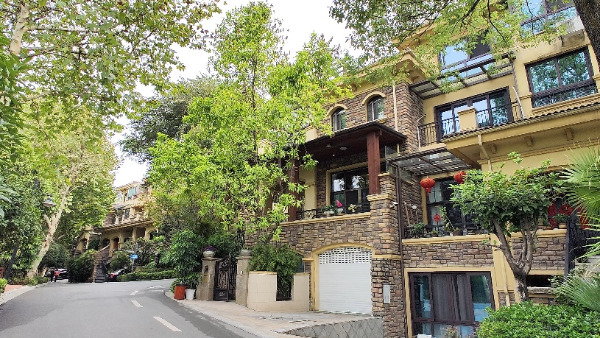 街道邊的建筑和樹 描述已自動生成