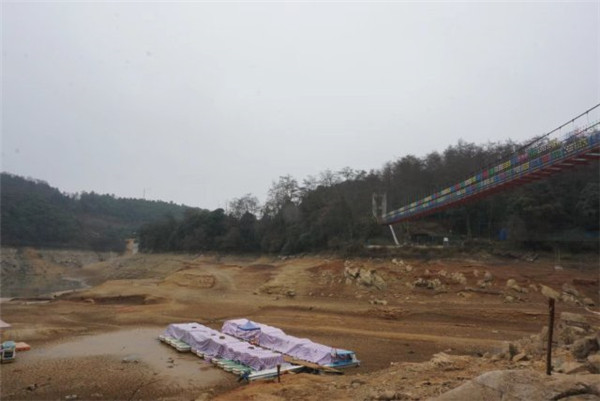 近20年首次!昆明野鴨湖見底了!湖底疑似發現遺跡 近20年首次!昆明野鴨湖見底了!湖底疑似發現遺跡