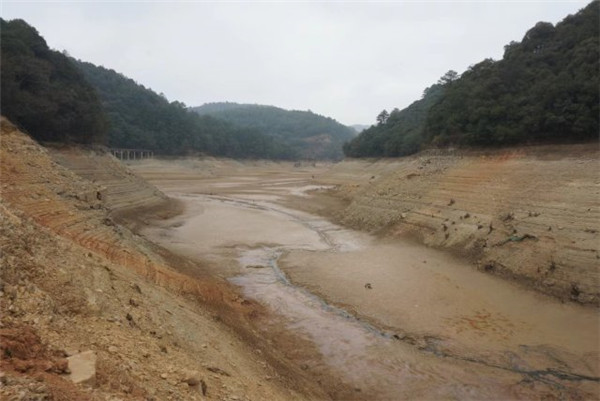 近20年首次!昆明野鴨湖見底了!湖底疑似發現遺跡 近20年首次!昆明野鴨湖見底了!湖底疑似發現遺跡