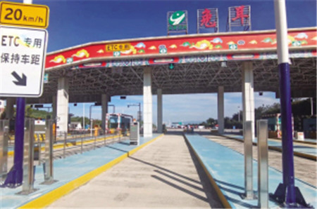 云南高速公路首條“云收費”車道在兔耳收費站試運行 供圖 云南高速公路首條“云收費”車道在兔耳收費站試運行 供圖