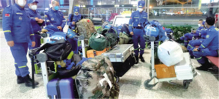 昆明藍天救援隊隊員在昆明機場準備出發 供圖 昆明藍天救援隊隊員在昆明機場準備出發 供圖