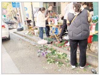 臨街花店門口花枝清理不及時。 臨街花店門口花枝清理不及時。
