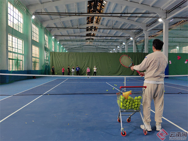 昆明首個舊廠改建網球場正式對外開放 昆明首個舊廠改建網球場正式對外開放