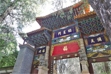 快來金殿當小小講解員 快來金殿當小小講解員