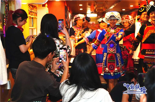 移動(dòng)的大床房!全國獨(dú)有!云南這趟雙層臥鋪火車“泰褲辣” 移動(dòng)的大床房!全國獨(dú)有!云南這趟雙層臥鋪火車“泰褲辣”