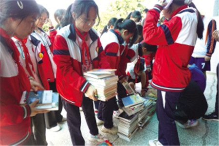 同學(xué)們搬運(yùn)捐贈(zèng)的書籍 同學(xué)們搬運(yùn)捐贈(zèng)的書籍