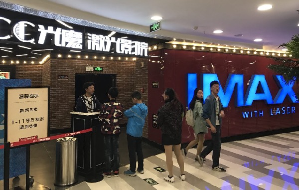 一群人站在商店前 描述已自動生成