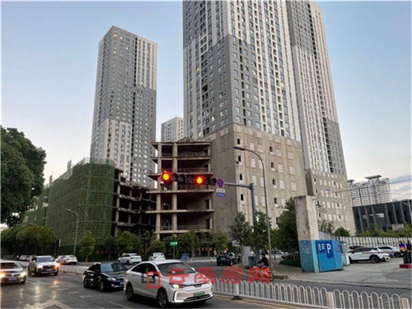 城市街道與高樓大廈 描述已自動生成