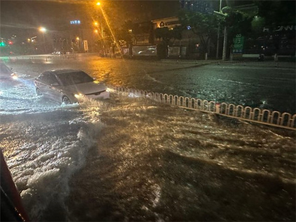 保山城區(qū)突降暴雨致多街區(qū)內(nèi)澇,消防緊急救援 保山城區(qū)突降暴雨致多街區(qū)內(nèi)澇,消防緊急救援