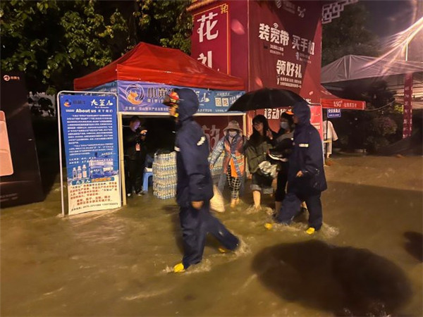 保山城區(qū)突降暴雨致多街區(qū)內(nèi)澇,消防緊急救援 保山城區(qū)突降暴雨致多街區(qū)內(nèi)澇,消防緊急救援