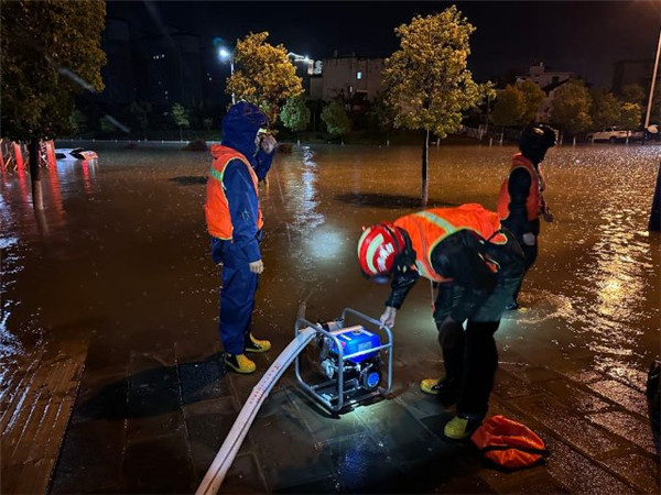 保山城區(qū)突降暴雨致多街區(qū)內(nèi)澇,消防緊急救援 保山城區(qū)突降暴雨致多街區(qū)內(nèi)澇,消防緊急救援