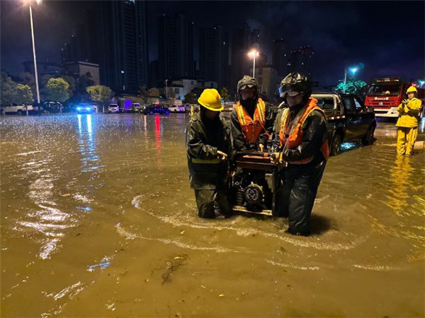 保山城區(qū)突降暴雨致多街區(qū)內(nèi)澇,消防緊急救援 保山城區(qū)突降暴雨致多街區(qū)內(nèi)澇,消防緊急救援
