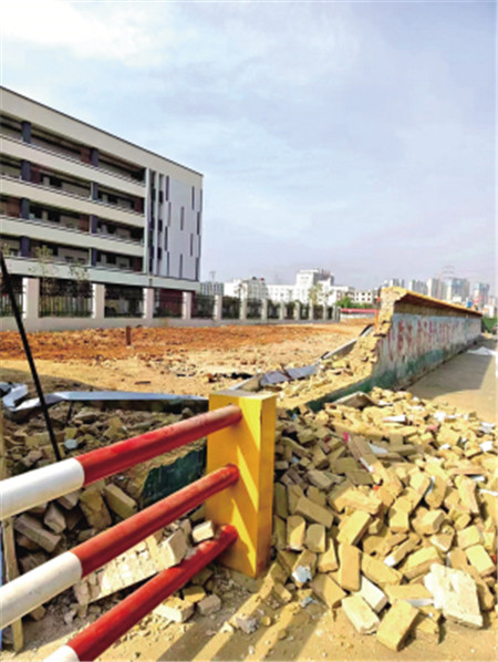 學校門口的空地原本建筑垃圾成堆 學校門口的空地原本建筑垃圾成堆