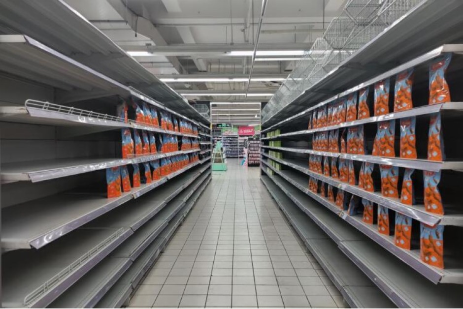 家樂福世紀廣場店關店前的貨架商品寥寥 家樂福世紀廣場店關店前的貨架商品寥寥