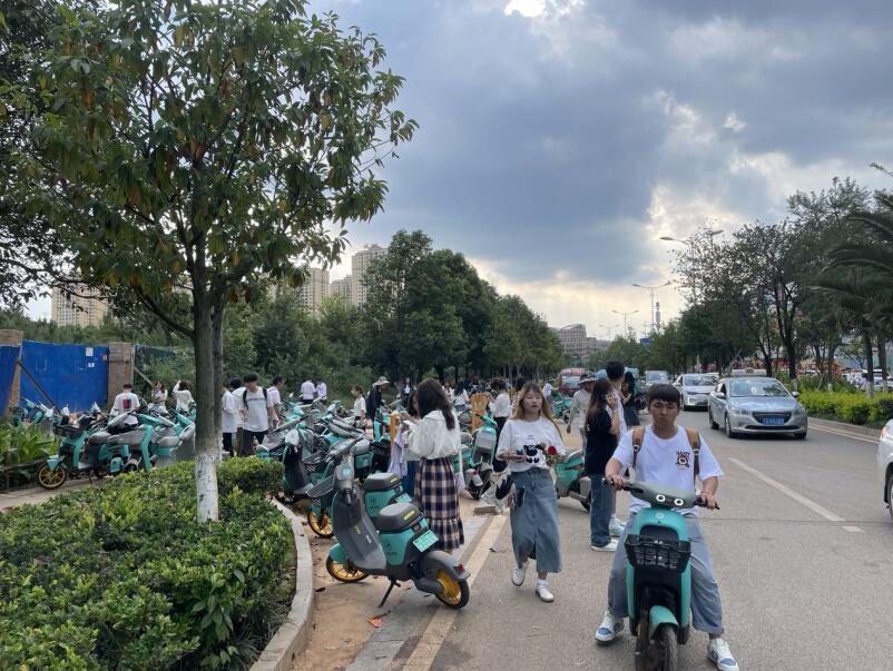 嵩明職教園區周末出行的學生 嵩明職教園區周末出行的學生