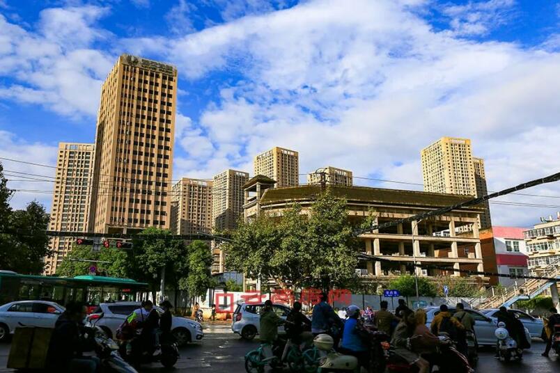 爛尾多時的蓮花池畔 爛尾多時的蓮花池畔