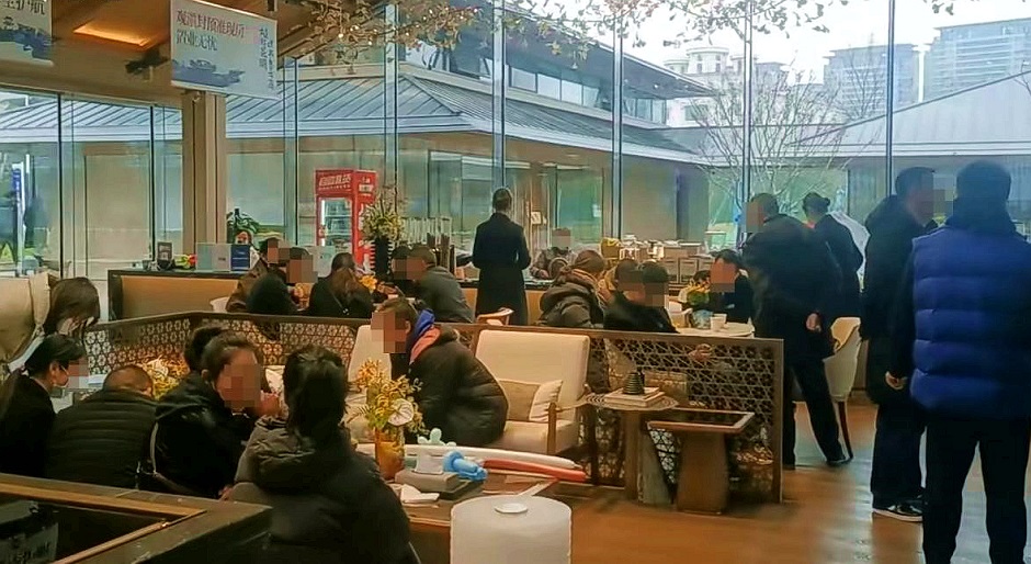 今年初小陽春期間書香云海售樓部的熱鬧景象 今年初小陽春期間書香云海售樓部的熱鬧景象