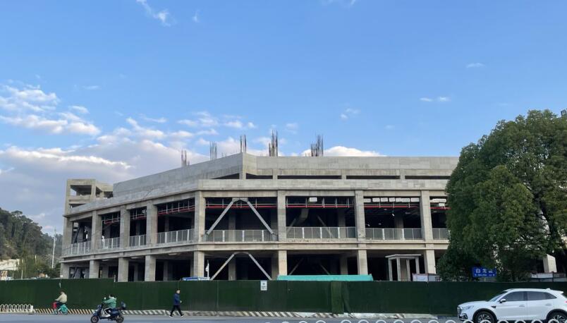 在白龍路看到的世博車輛段TOD蓋下部分已主體完工,蓋上卻是待建狀態 在白龍路看到的世博車輛段TOD蓋下部分已主體完工,蓋上卻是待建狀態