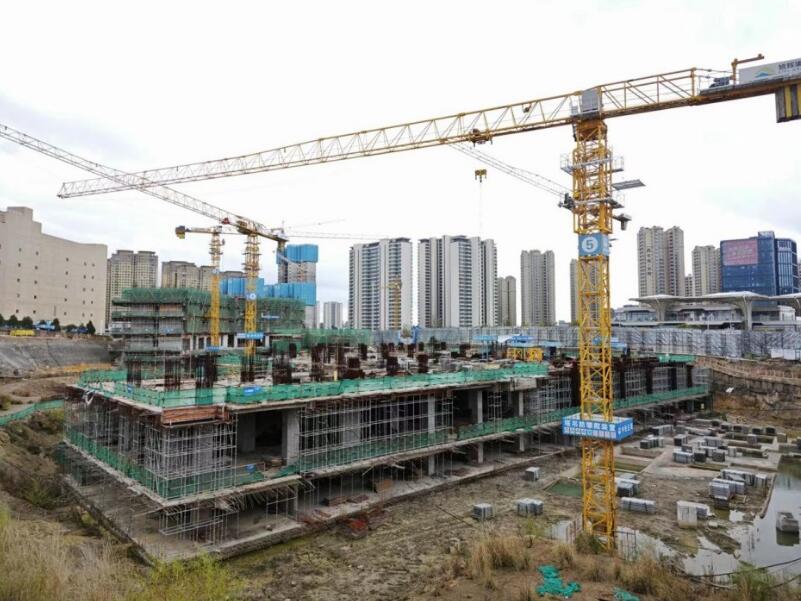 旭輝廣場主體工程尚未完全露出地面就已停工 旭輝廣場主體工程尚未完全露出地面就已停工