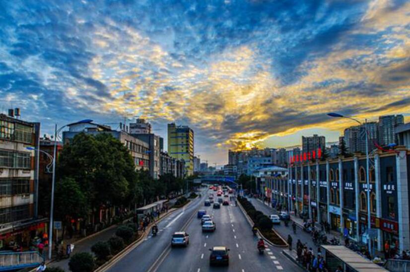 一二一大街是昆明一環(huán)路的一部分,17年前改為單行線 一二一大街是昆明一環(huán)路的一部分,17年前改為單行線