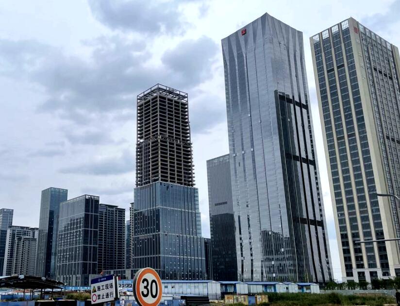 中海國(guó)際中心是目前巫家壩的最高建筑,北側(cè)正在外立面施工的是中鐵建西派國(guó)際 中海國(guó)際中心是目前巫家壩的最高建筑,北側(cè)正在外立面施工的是中鐵建西派國(guó)際