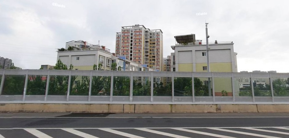 龍湖御景旁的老小區已安裝隔音屏(圖源百度全景) 龍湖御景旁的老小區已安裝隔音屏(圖源百度全景)
