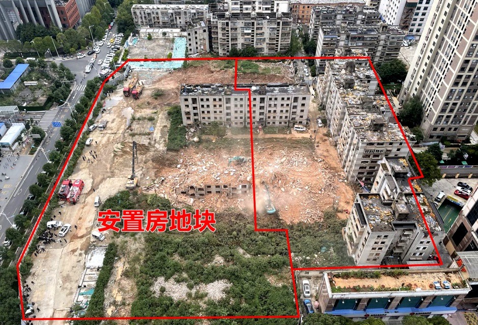 栗樹頭城改二期2號地塊被分為兩宗(圖片中正在拆除安置房地塊上的建筑) 栗樹頭城改二期2號地塊被分為兩宗(圖片中正在拆除安置房地塊上的建筑)