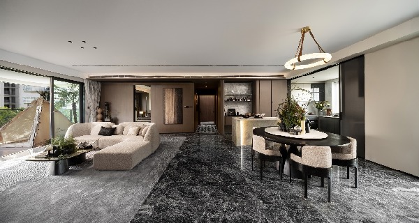 房間里的沙發和桌椅 低可信度描述已自動生成