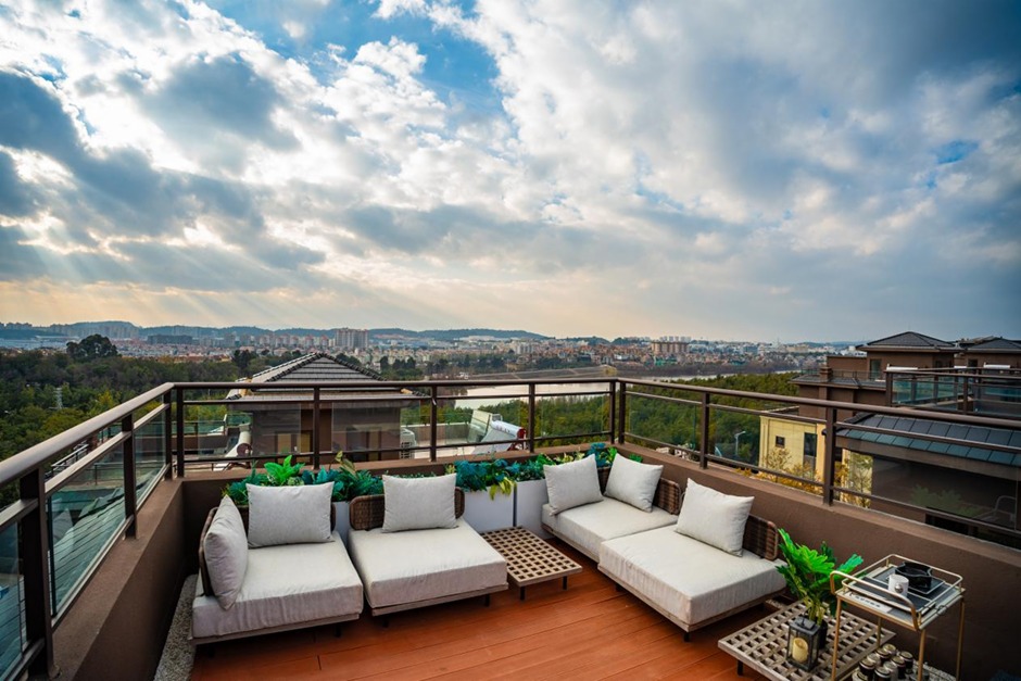 站在露臺(tái)上的開闊視野 站在露臺(tái)上的開闊視野