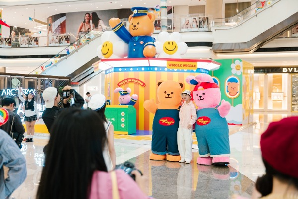 圖片包含 室內, 人, 桌子, 小孩 AI 生成的內容可能不正確。