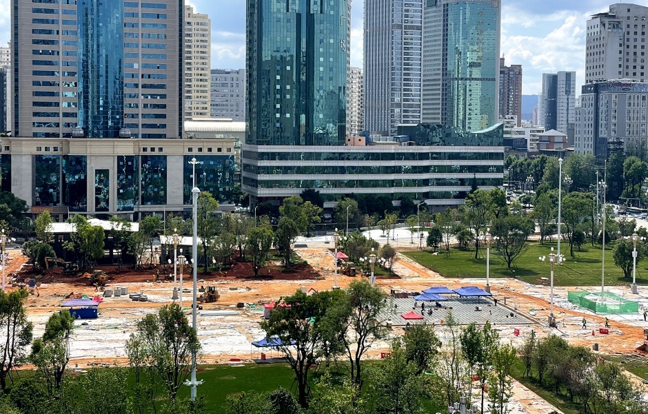 正在抓緊施工的東風廣場 正在抓緊施工的東風廣場