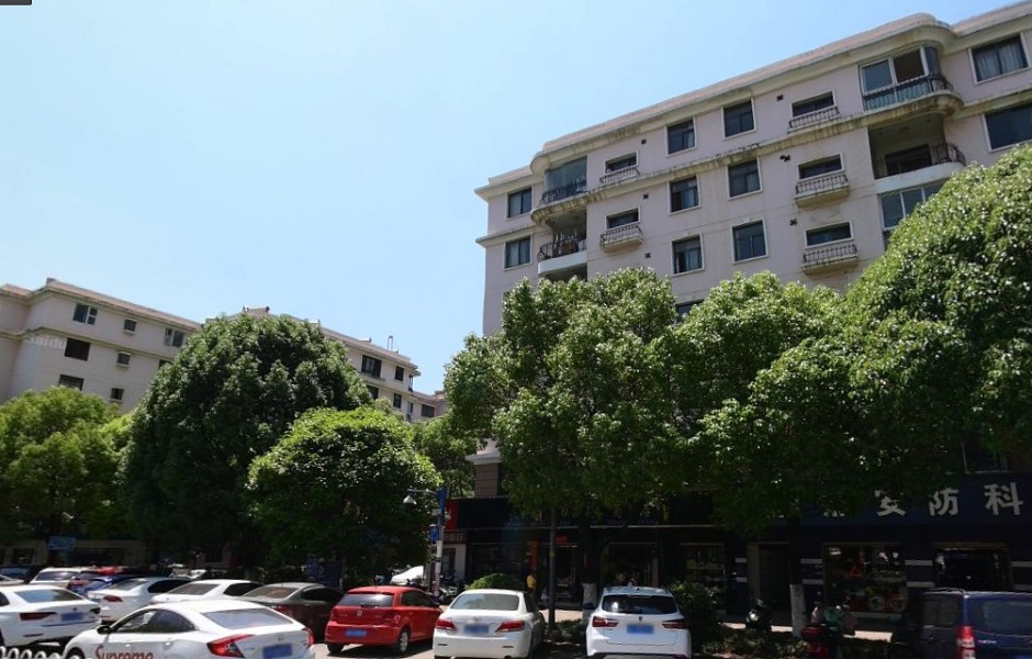 房齡超過20年的江東花園與璞域ONE只有一路之隔 房齡超過20年的江東花園與璞域ONE只有一路之隔