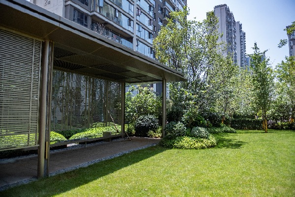 房子外面有草地和樹 AI 生成的內容可能不正確。