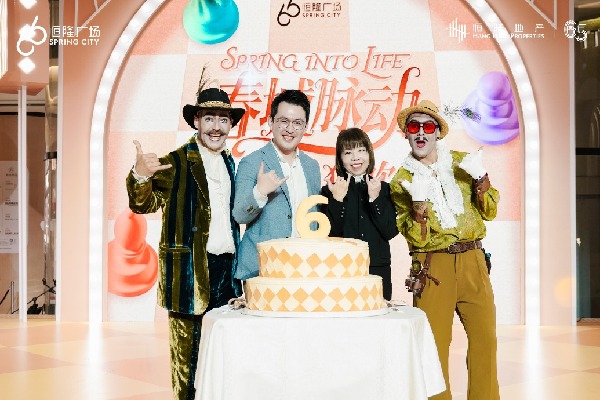 圖片包含 室內, 人, 桌子, 男人 AI 生成的內容可能不正確。