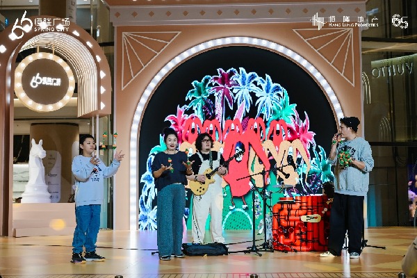 圖片包含 室內, 建筑, 桌子, 站 AI 生成的內容可能不正確。