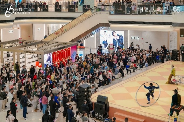 大廳里的人群 AI 生成的內容可能不正確。