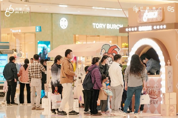 一群人站在門前 AI 生成的內容可能不正確。